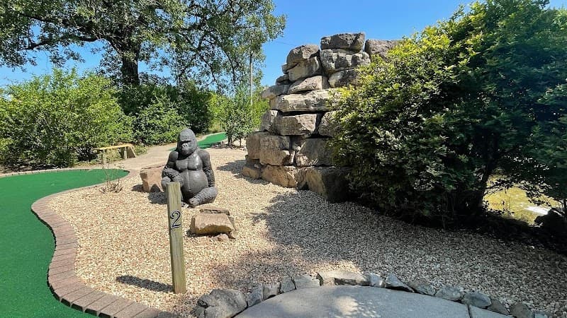 Little Tโs Mini Golf & More