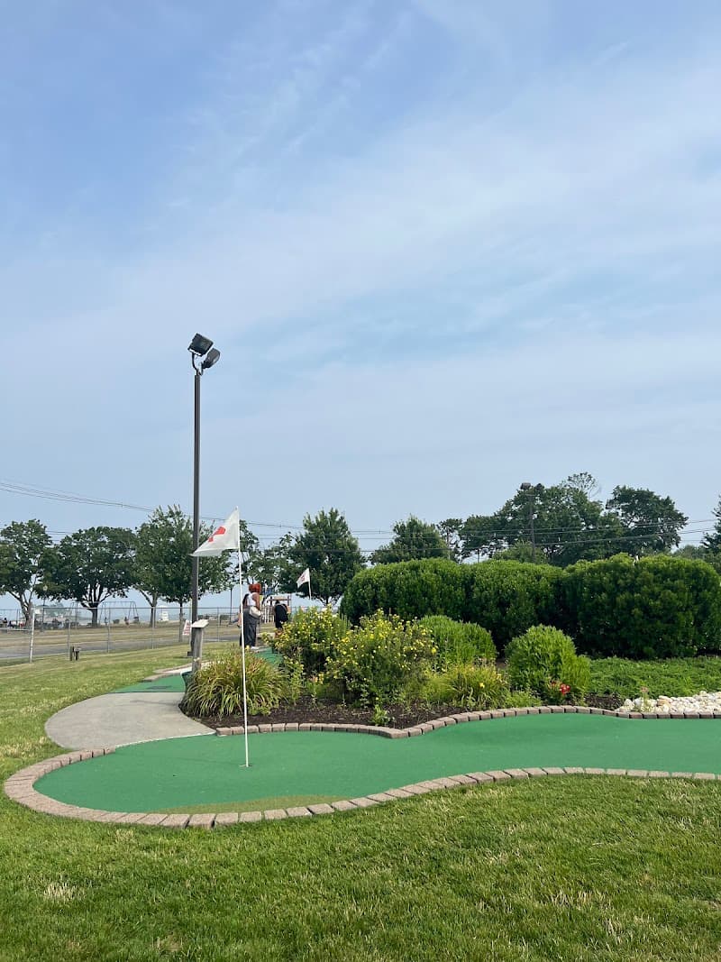 Norwalk Cove Marina Mini Golf