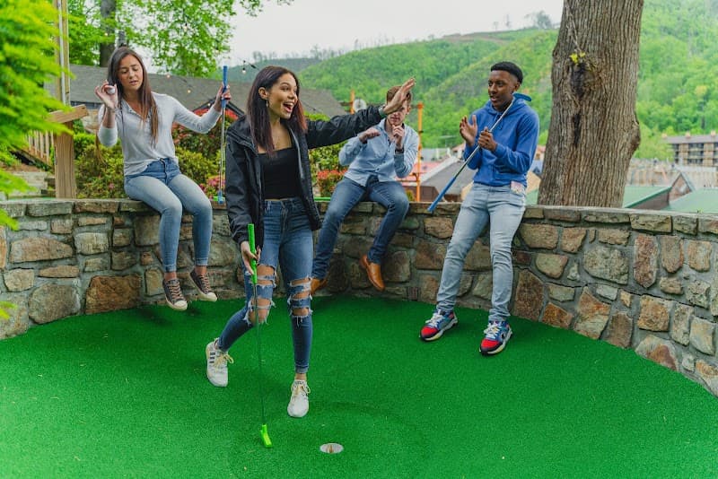 Gatlinโs Mini Golf