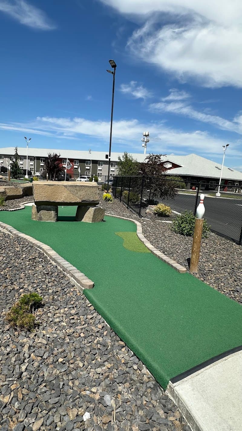 Lake Bowl Mini Golf